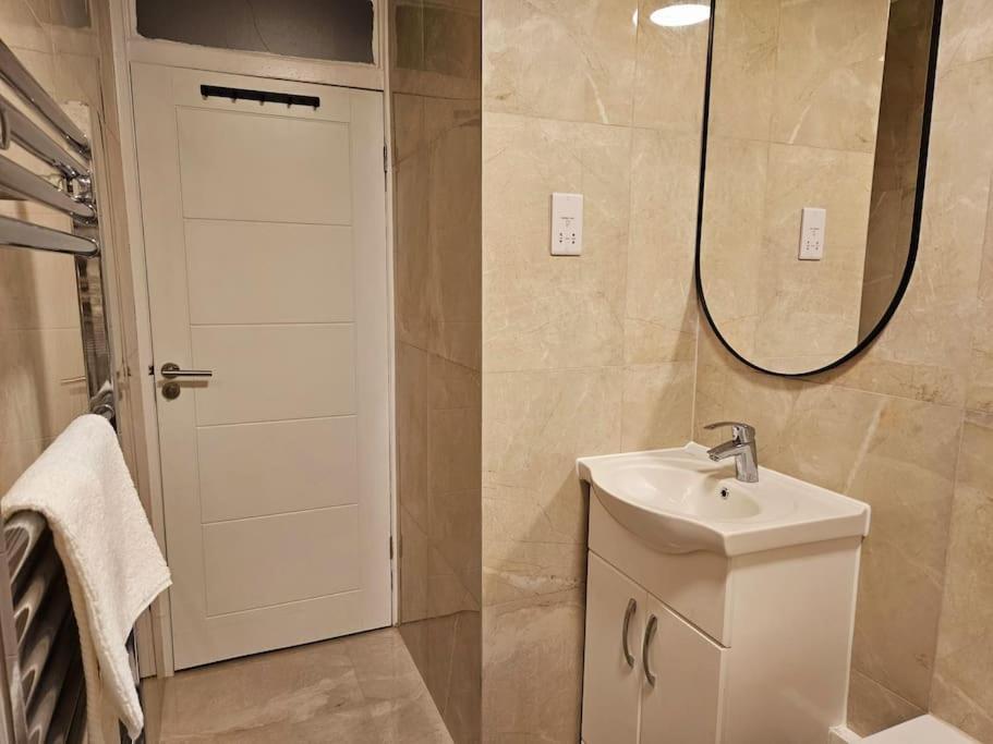 Wonderful Apartment In Wembley Londres Exterior foto
