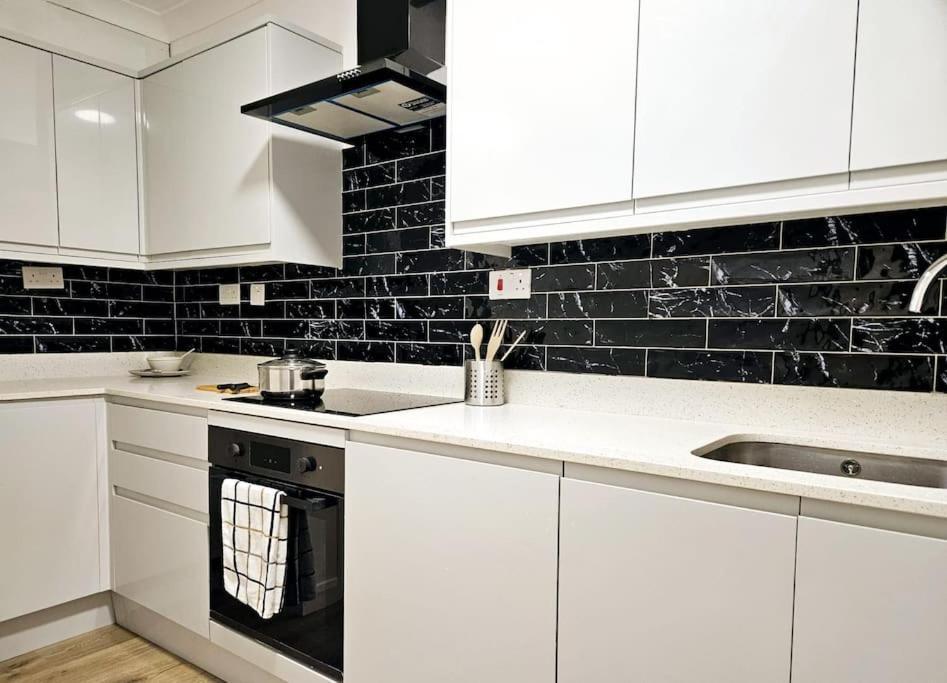 Wonderful Apartment In Wembley Londres Exterior foto
